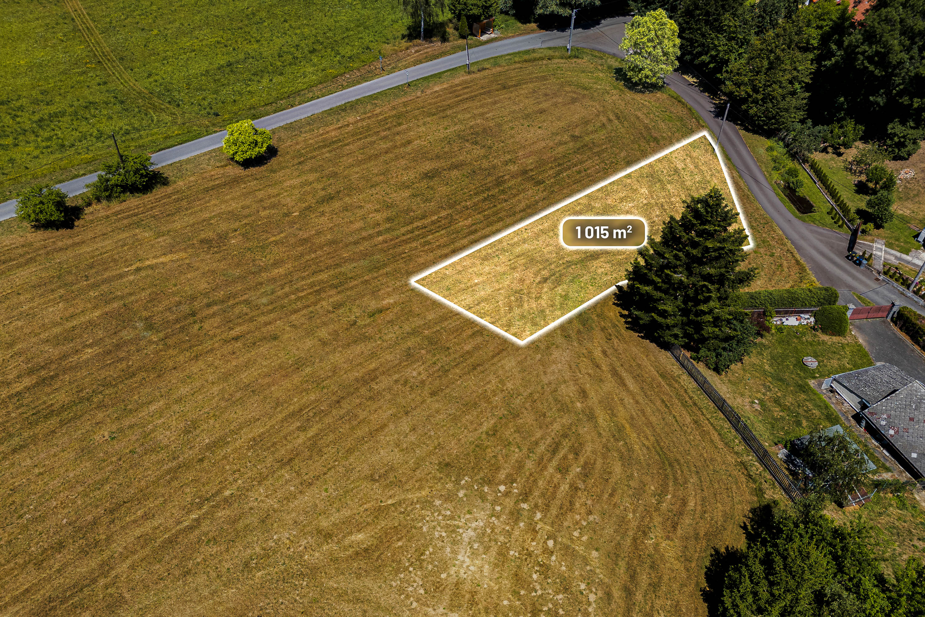 Pozemek C — letecký pohled s vyznačenou hranicí, 1015 m²