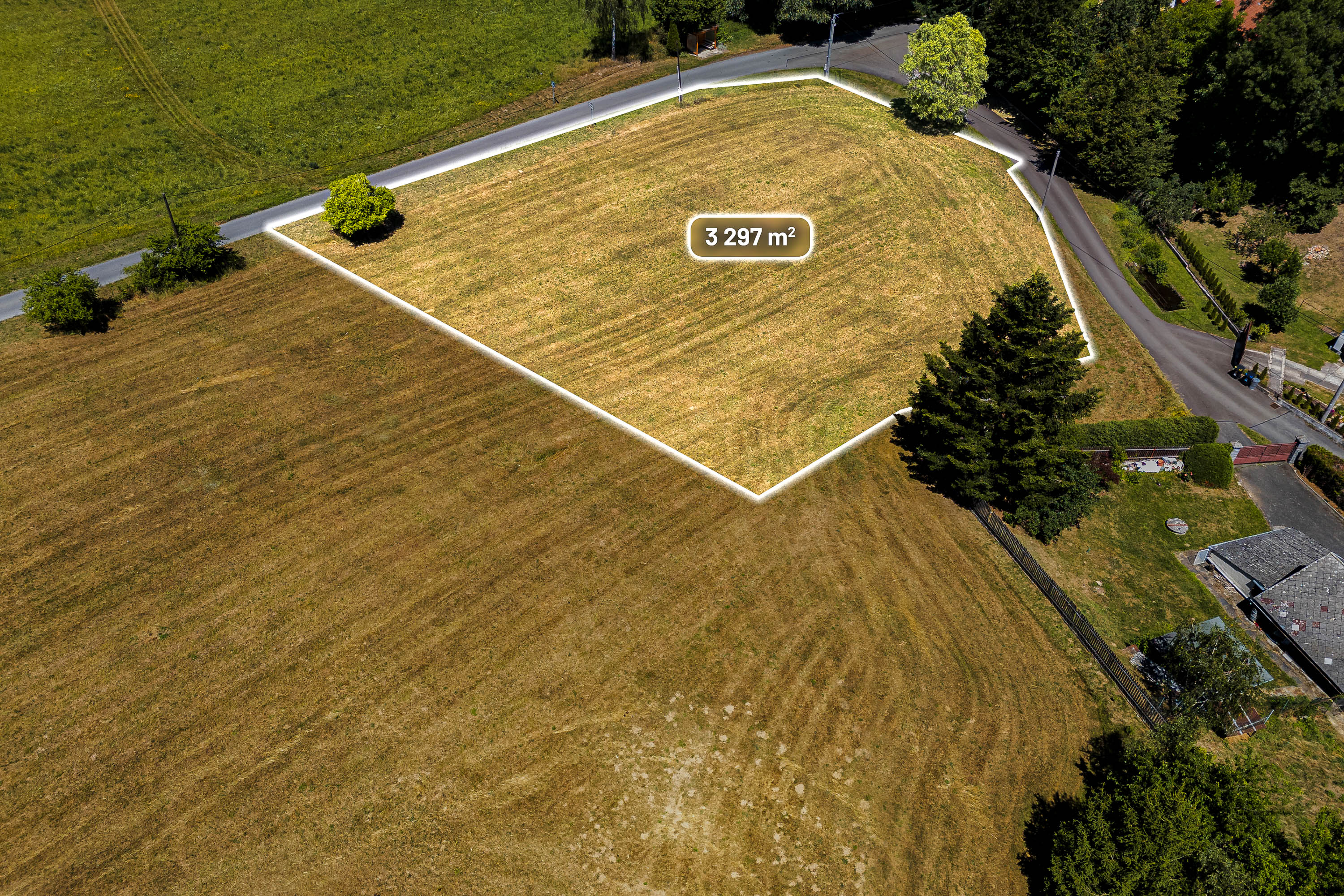 Všechny 3 pozemky dohromady — letecký pohled s vyznačenou hranicí, 3297 m²