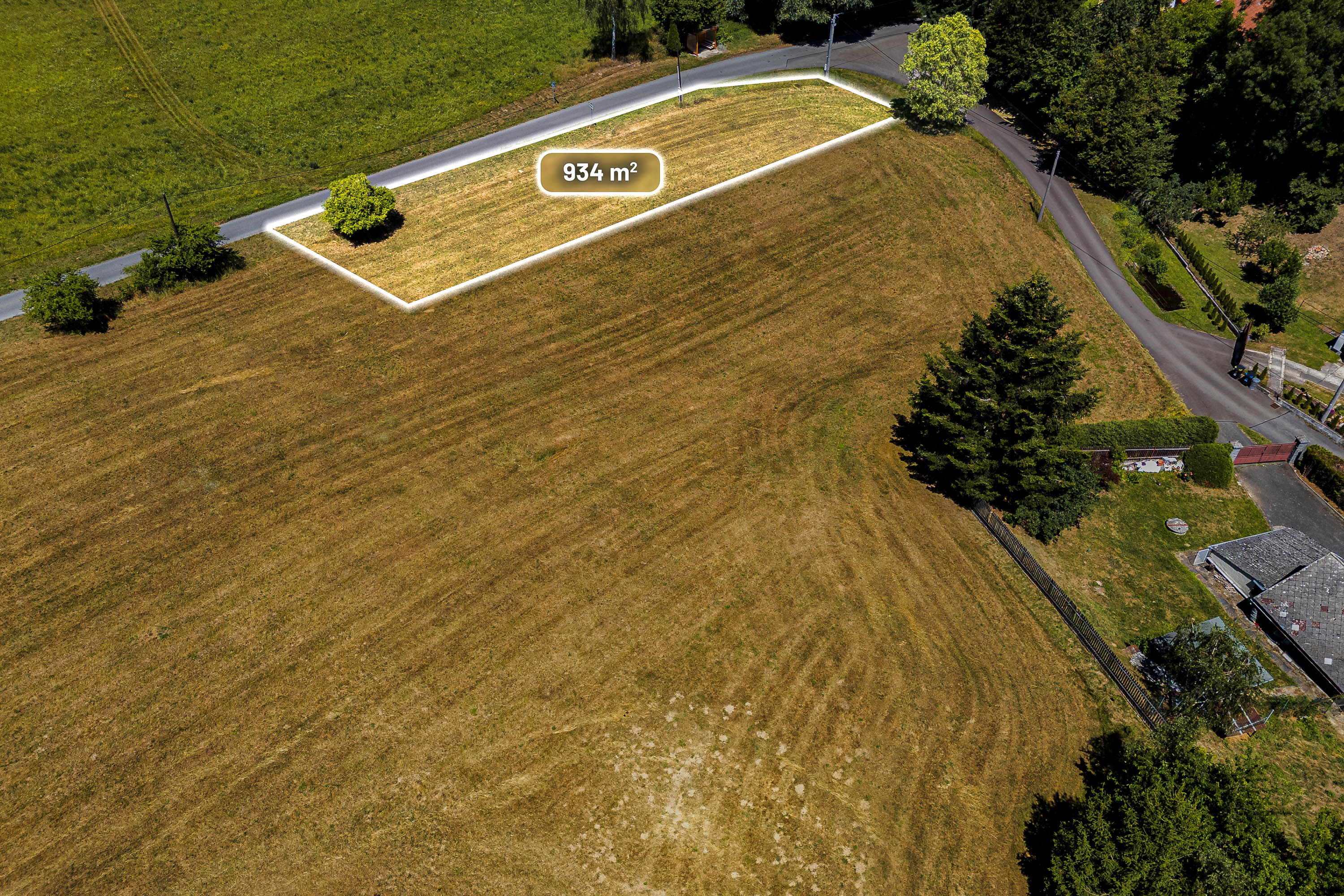 Pozemek A — letecký pohled s vyznačenou hranicí, 934 m²