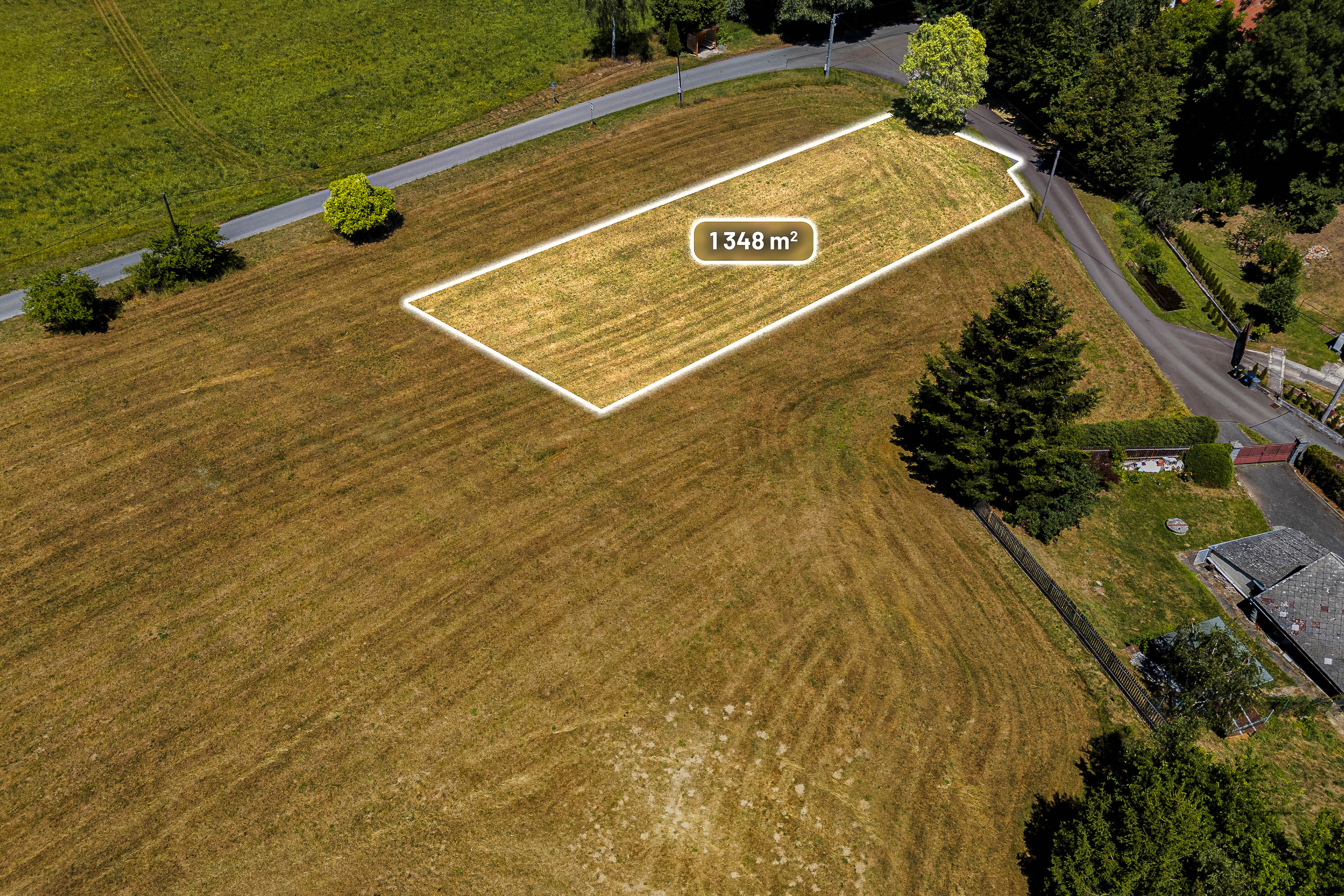 Pozemek B — letecký pohled s vyznačenou hranicí, 1348 m²